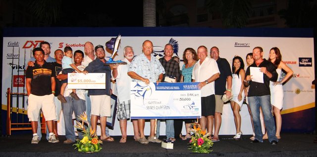 Team Gotcha receiving the hardware. / Los Suenos Marina